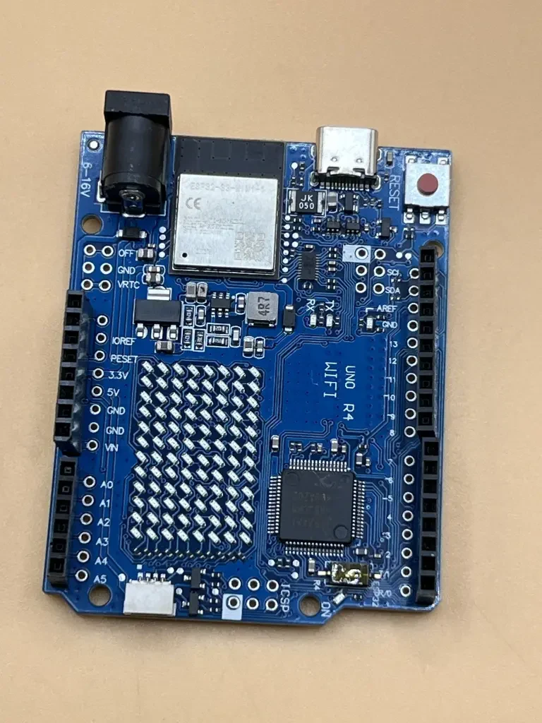 Arduino Uno R4 WiFi — view 4